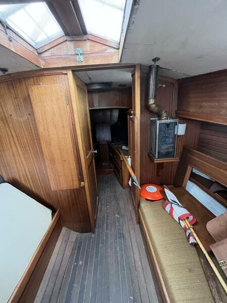 30' Independence Cabin Fwd