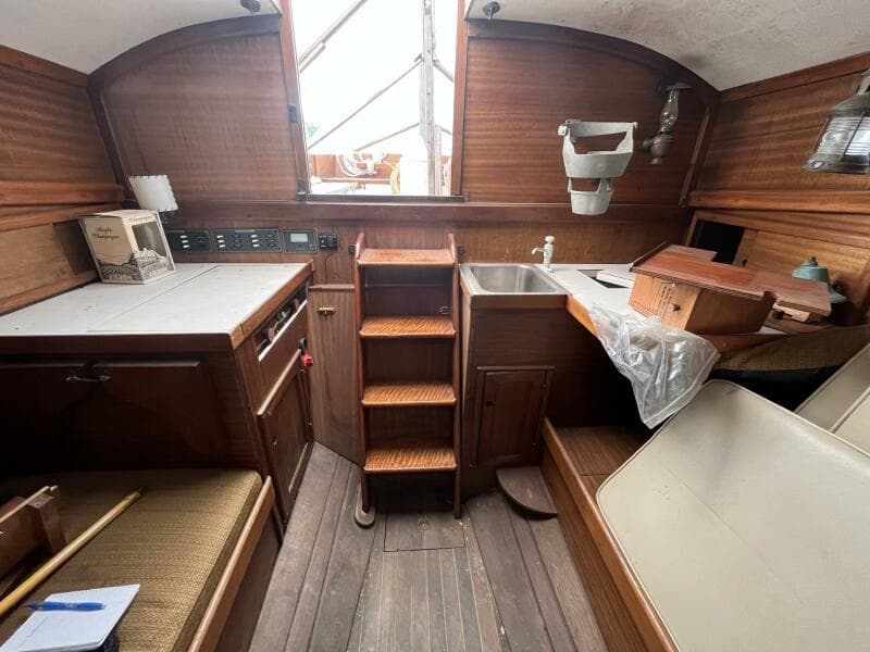 30' Independence Cabin Aft