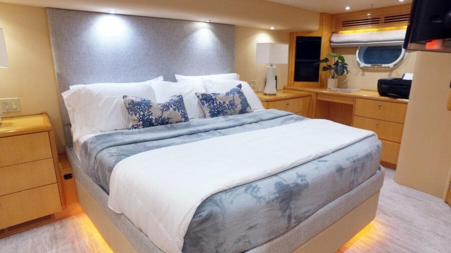 2006 Hatteras 68 Convertible