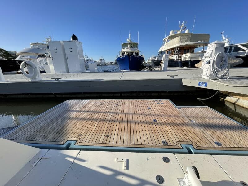 2006 Mochi Craft 74' Dolphin