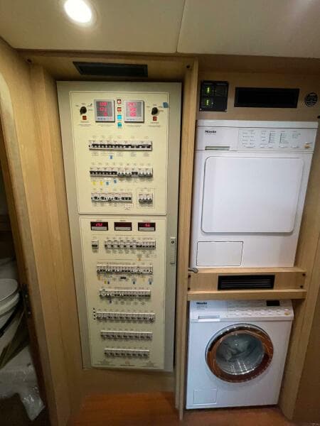 2006 Mochi Craft 74' Dolphin