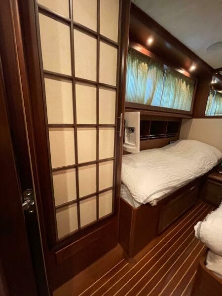 2006 Mochi Craft 74' Dolphin