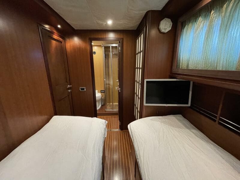 2006 Mochi Craft 74' Dolphin