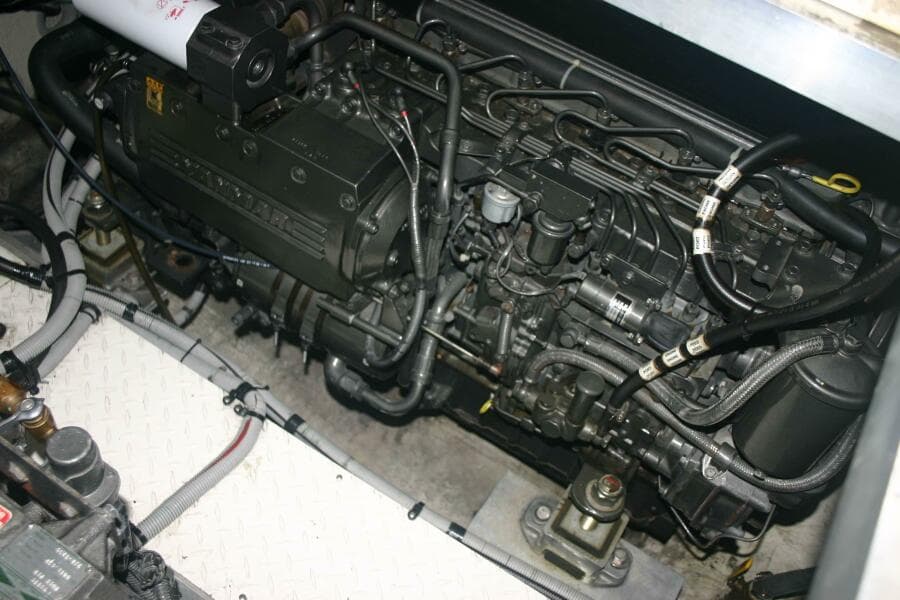 2001 Cruisers Yachts 3750 Motor Yacht