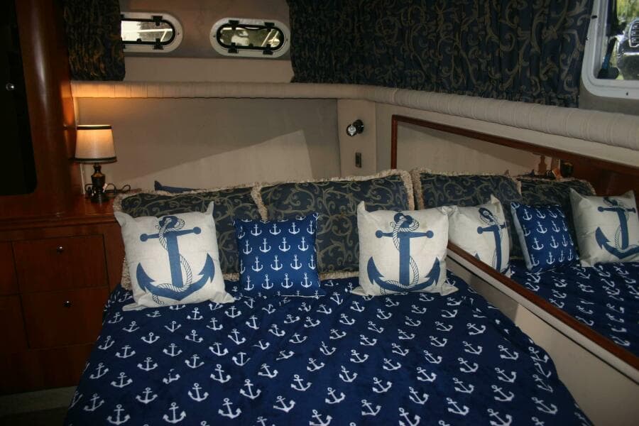 2001 Cruisers Yachts 3750 Motor Yacht