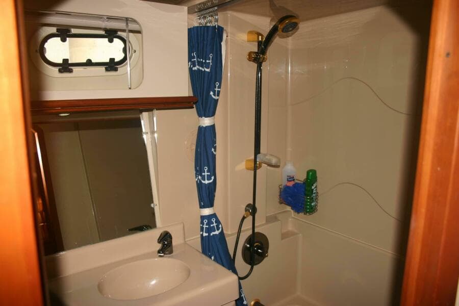 2001 Cruisers Yachts 3750 Motor Yacht