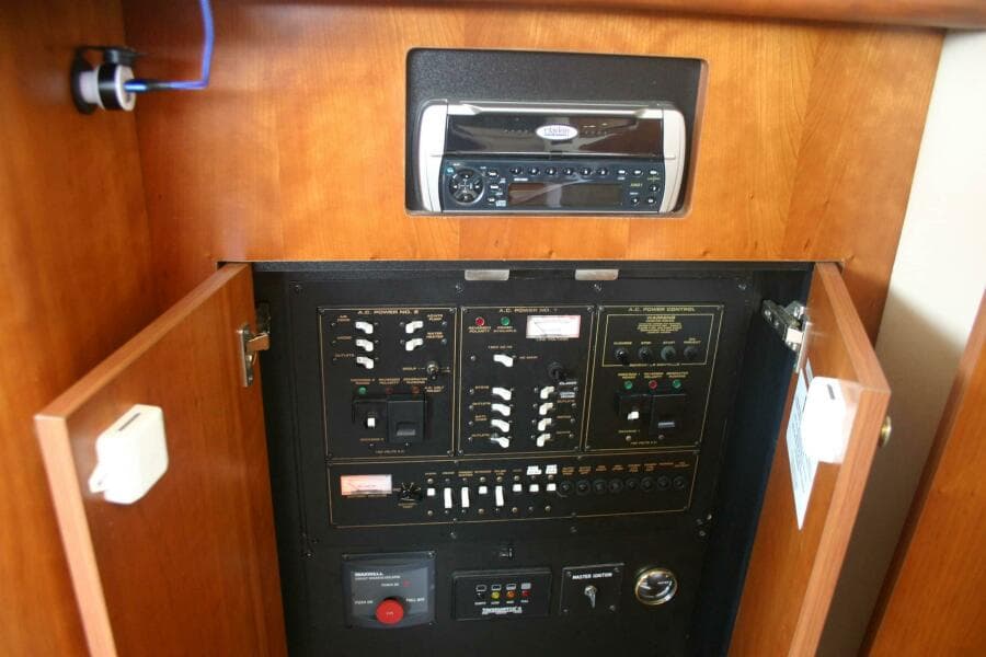 2001 Cruisers Yachts 3750 Motor Yacht