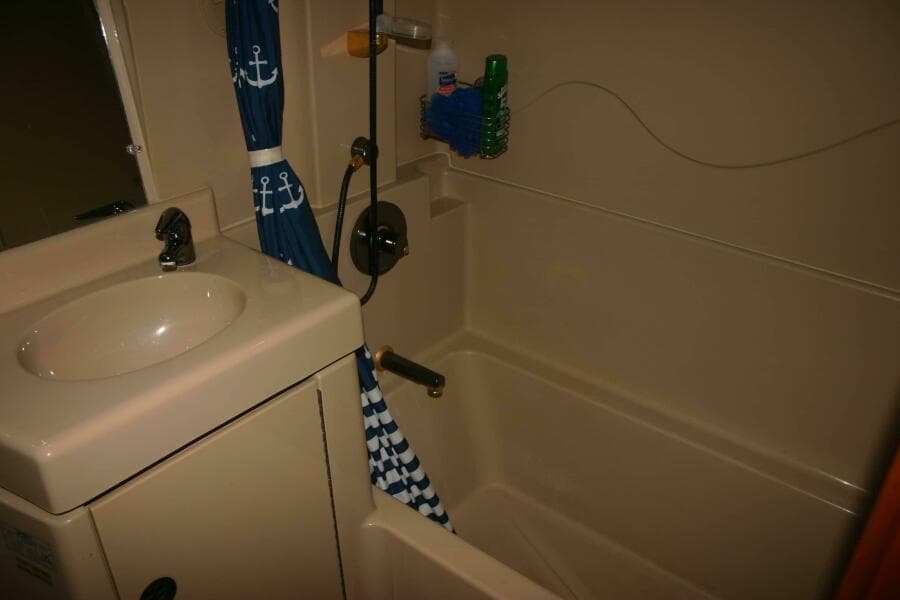 2001 Cruisers Yachts 3750 Motor Yacht