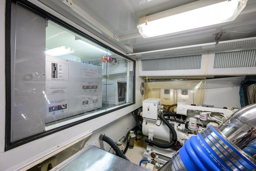 2004 Sea Force IX 82 Enclosed Bridge