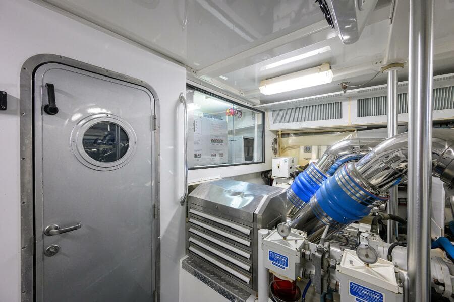 2004 Sea Force IX 82 Enclosed Bridge