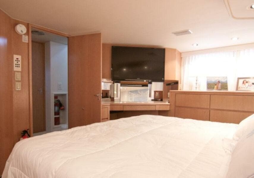 1994 Hatteras 70 Cockpit Motor Yacht