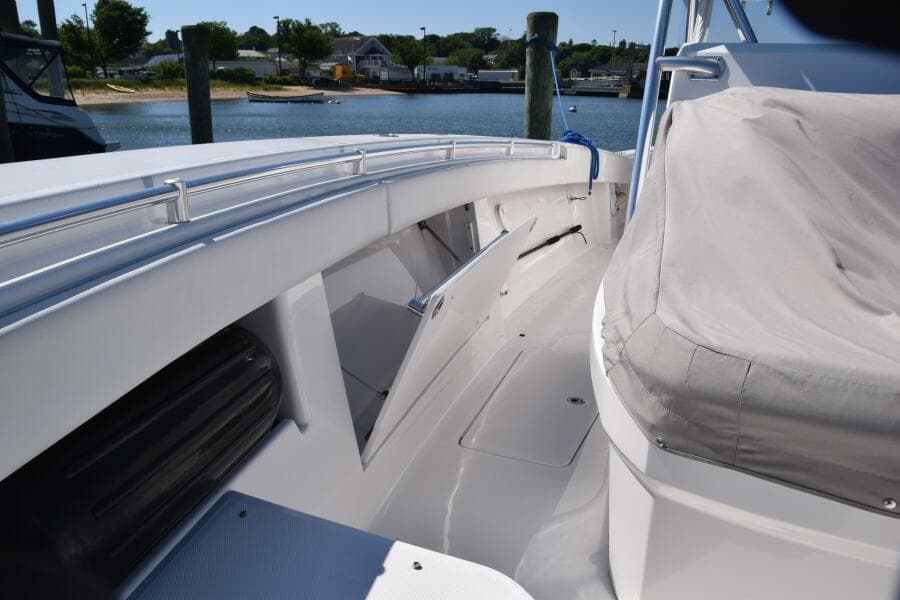 2018 Invincible 42 Center Cabin