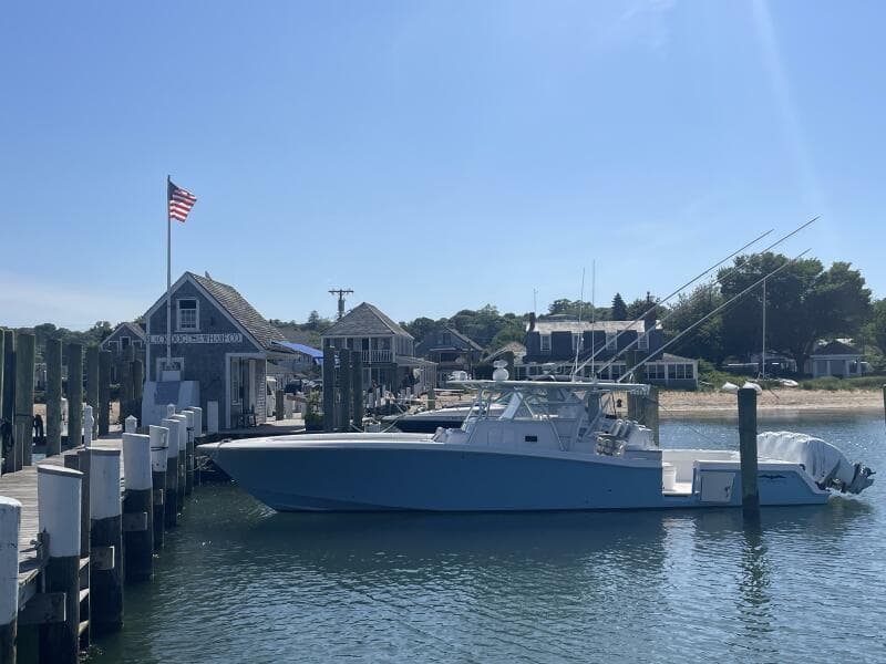 2018 Invincible 42 Center Cabin