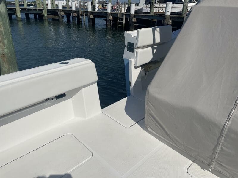 2018 Invincible 42 Center Cabin