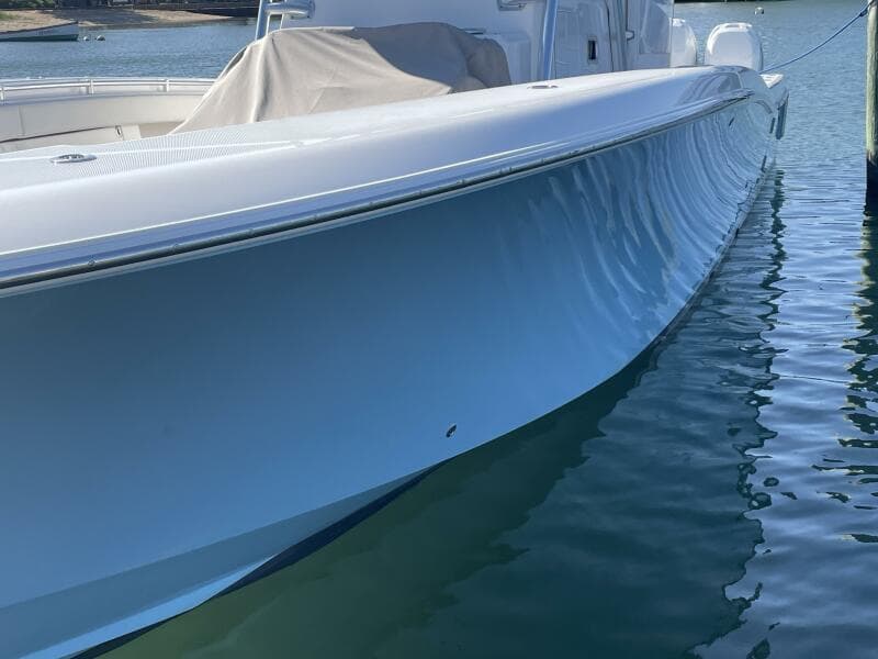 2018 Invincible 42 Center Cabin