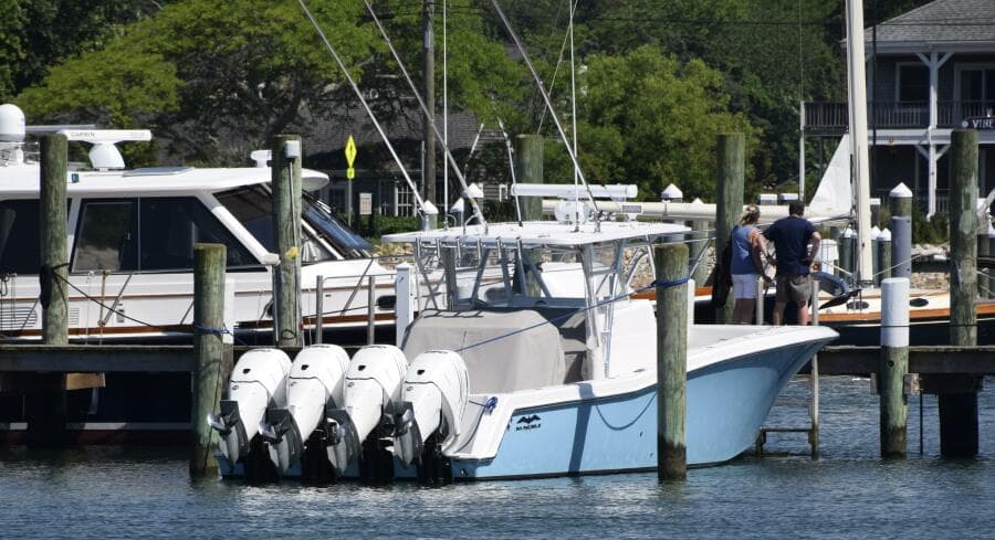 2018 Invincible 42 Center Cabin