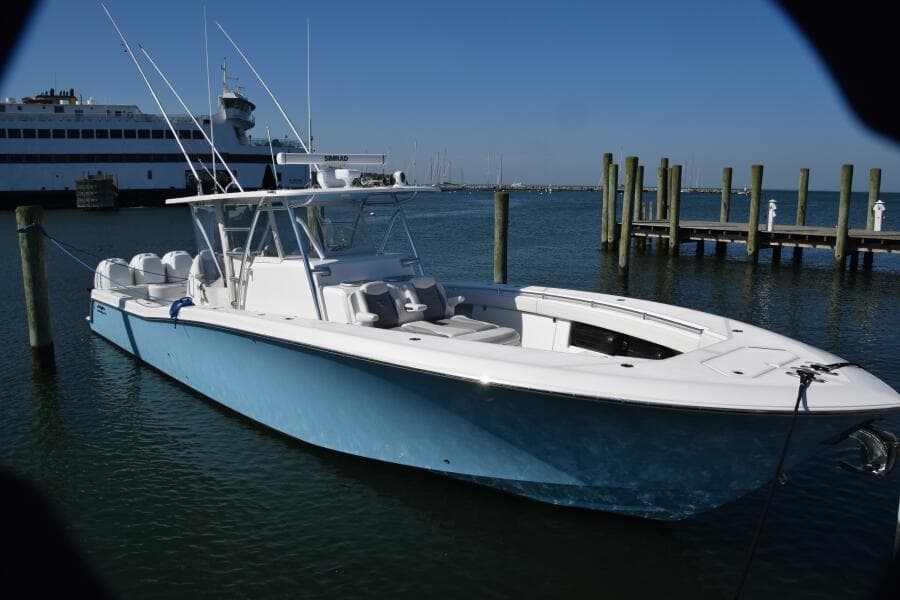 2018 Invincible 42 Center Cabin