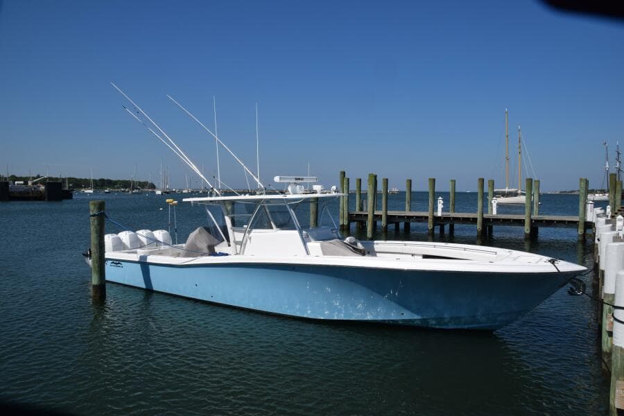 2018 Invincible 42 Center Cabin