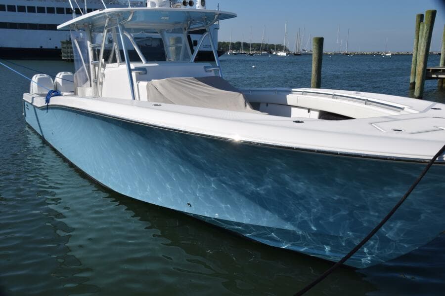 2018 Invincible 42 Center Cabin