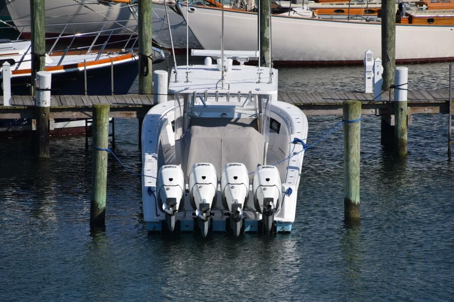 2018 Invincible 42 Center Cabin