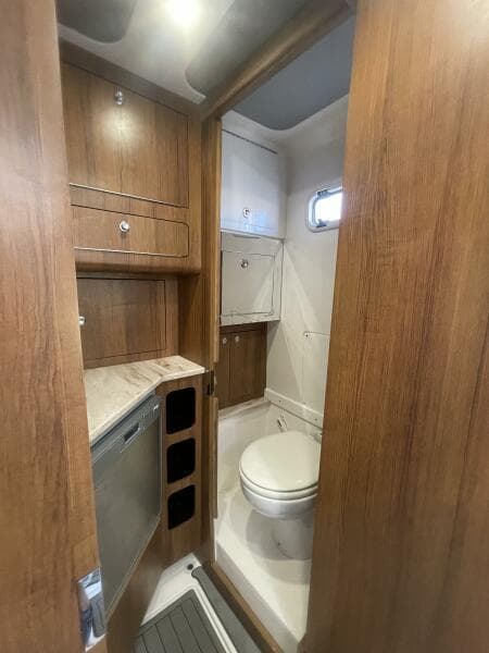 2018 Invincible 42 Center Cabin