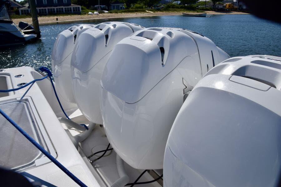 2018 Invincible 42 Center Cabin