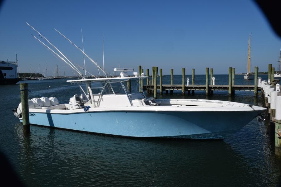 2018 Invincible 42 Center Cabin