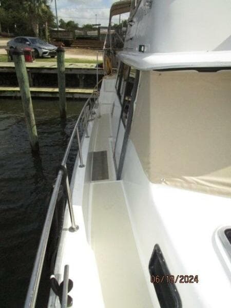 40' Mainship starboard side deck1
