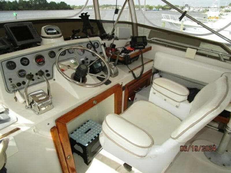 40' Mainship flybridge helm1