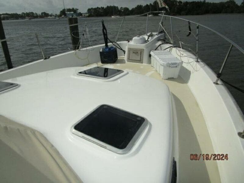 40' Mainship foredeck1