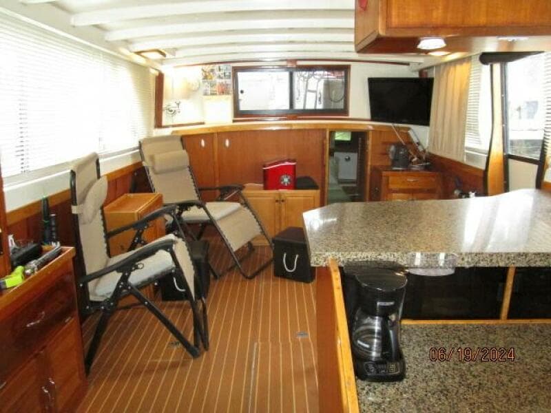 40' Mainship salon aft