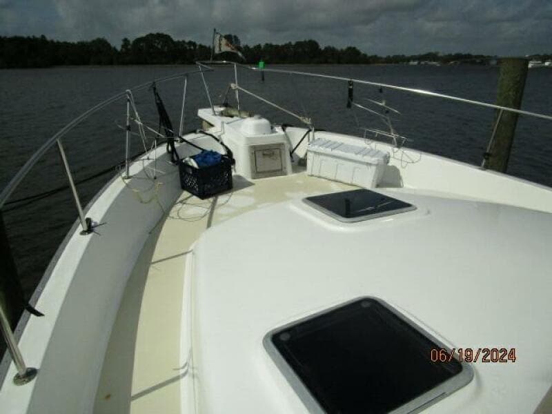 40' Mainship foredeck2