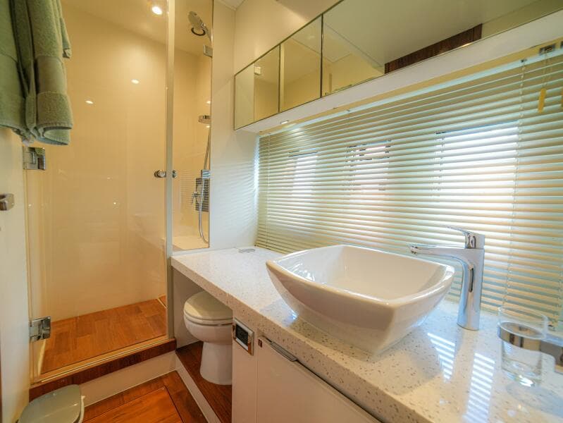 50  Fairline 2014 Cruiser "YOLO" - Head