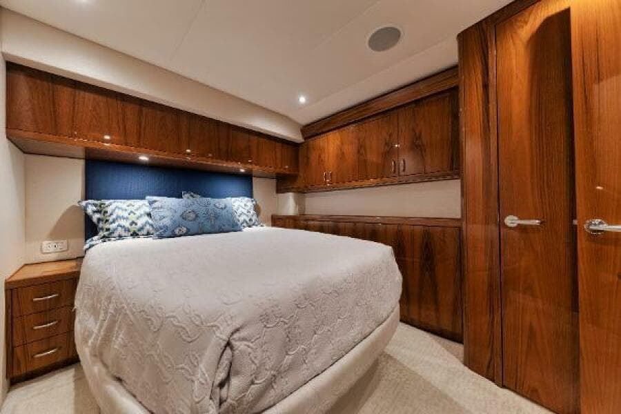 54' Hatteras GT54 - VIP Stateroom 