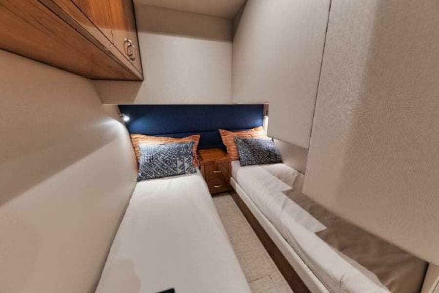 54' Hatteras GT54 - Guest Stateroom