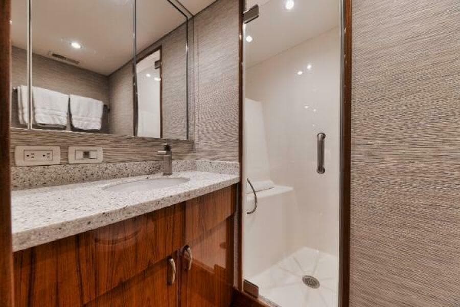 54' Hatteras GT54 - Master Head