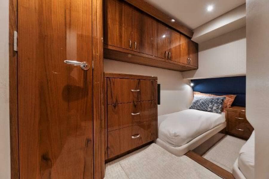 54' Hatteras GT54 - Guest Stateroom 