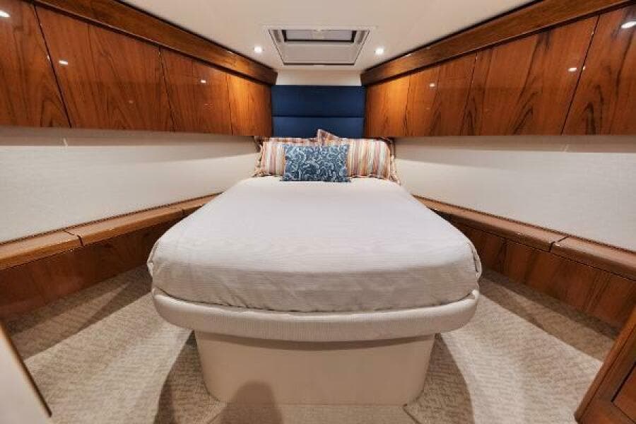 54' Hatteras GT54 - VIP Stateroom 