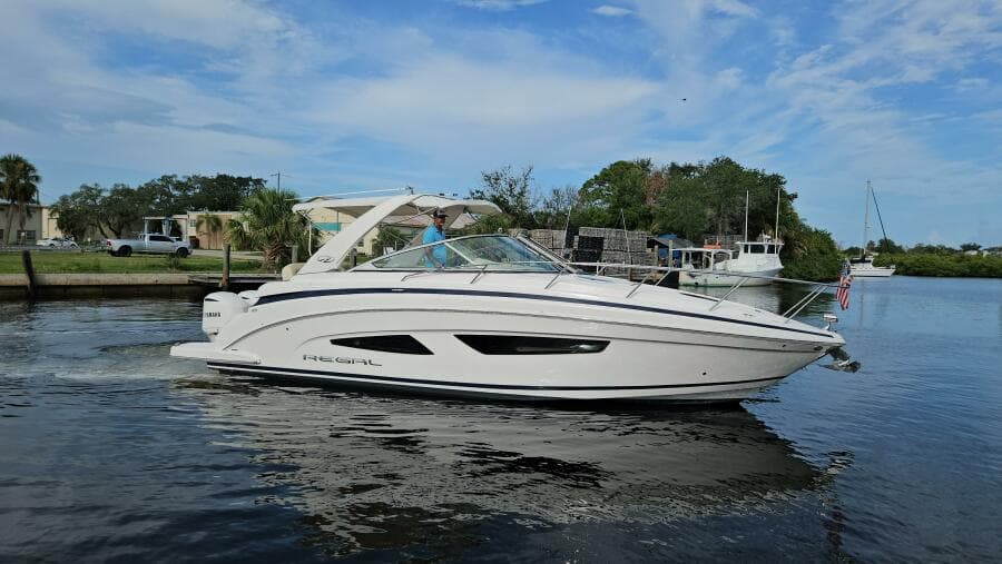 2018 Regal 33 XO Express Cruiser Outboard