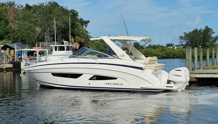 2018 Regal 33 XO Express Cruiser Outboard