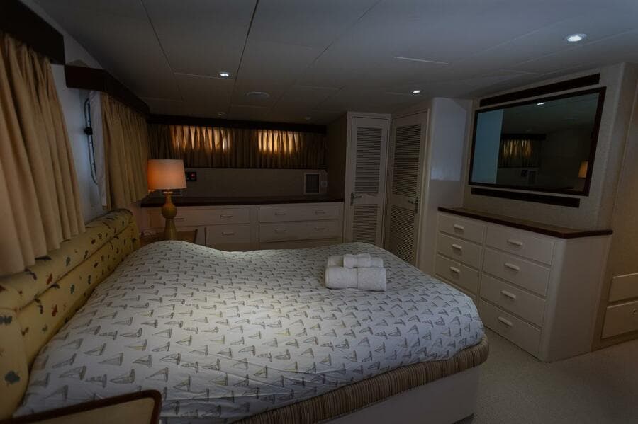 1969 Derecktor Hunt Motor Yacht