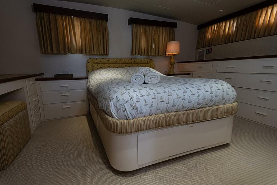 1969 Derecktor Hunt Motor Yacht