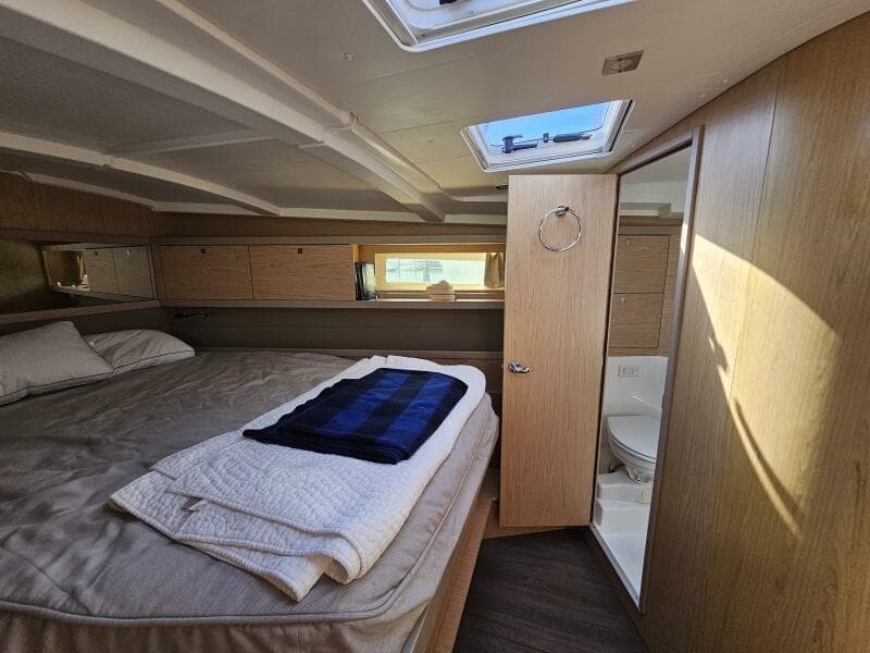 2017 Beneteau Oceanis 45 - Master Cabin