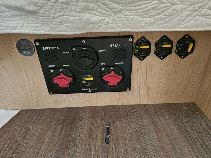 2017 Beneteau Oceanis 45 - Battery Controls