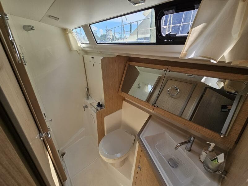 2017 Beneteau Oceanis 45 - Guest Head