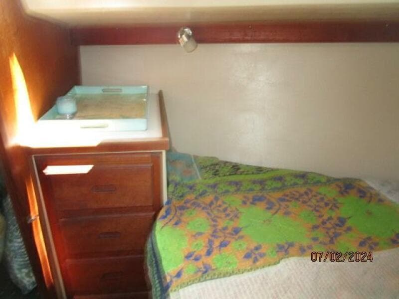 34' Catalina forward stateroom port