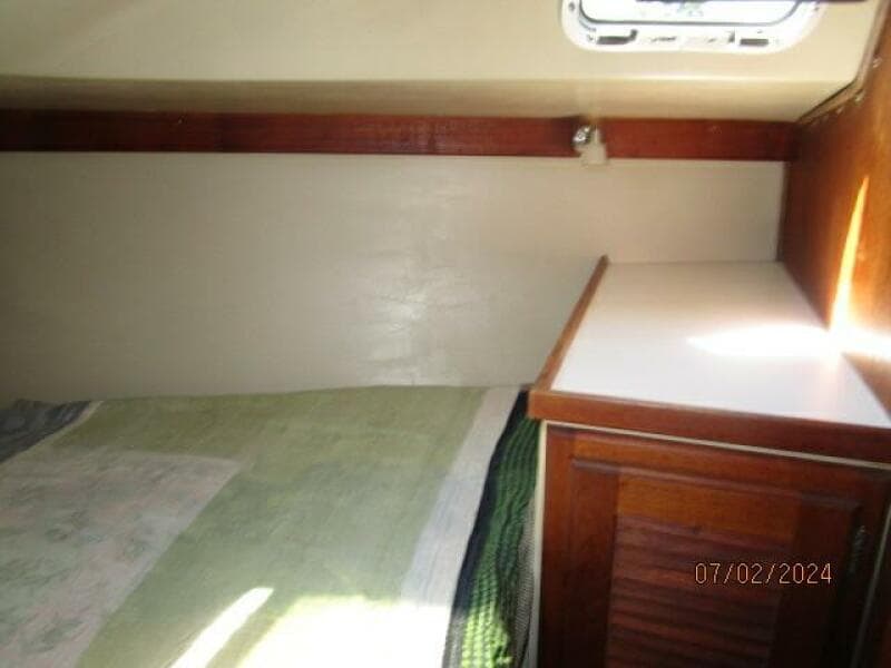 34' Catalina forward stateroom starboard