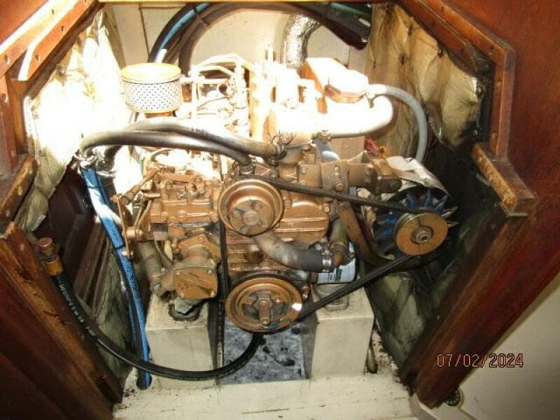 34' Catalina auxiliary