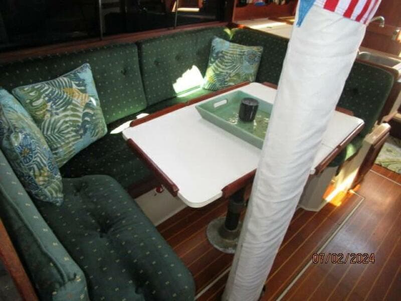 34' Catalina salon starboard seating3