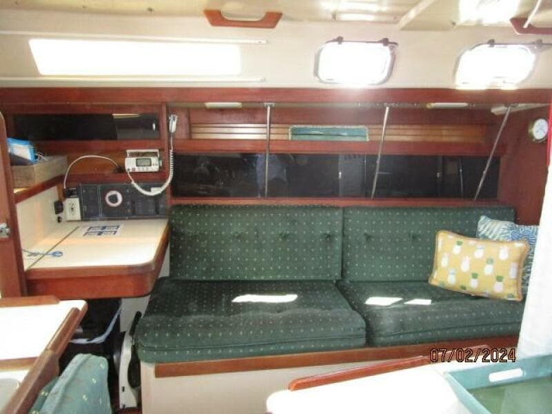 34' Catalina salon port